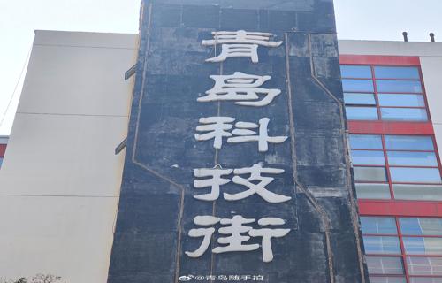 它位于南美洲的北部四周被高耸入云的安第斯山脉所环绕形成了一道壮丽的天然屏障